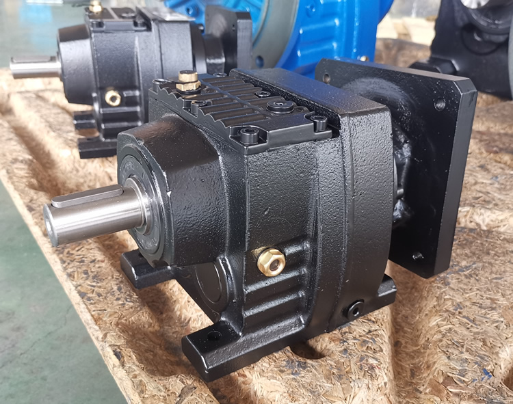 R37系列減速機的實物照片，輸入配伺服電機