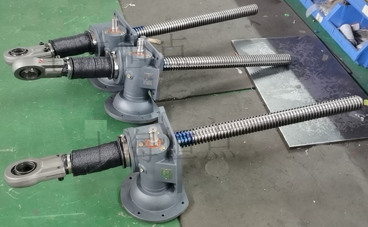 SWLD10升降機配關節軸承，配軟防護罩的實物圖